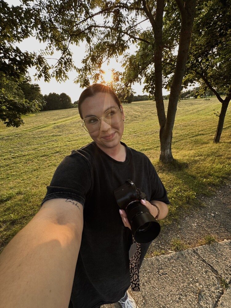 Jana Tušilová s foťákem při západu slunce